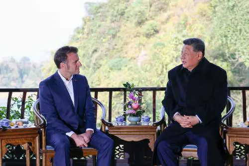 "Dazi se non riduce il deficit con l'Ue”. Ora Macron "copia" Trump e avverte la Cina