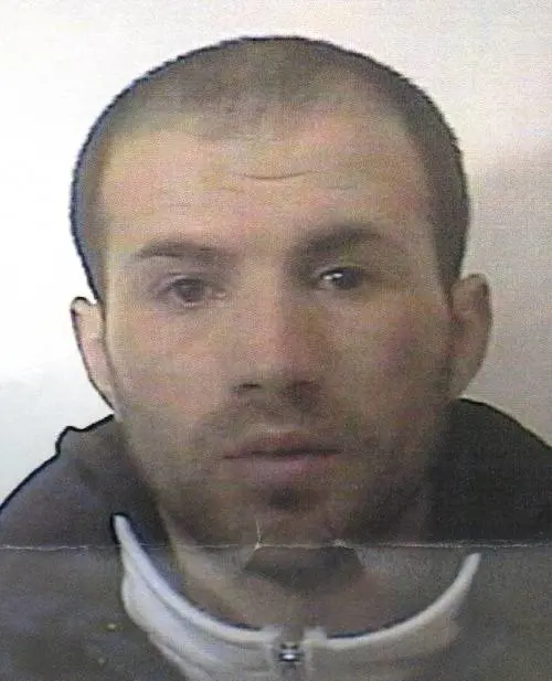 Sega e le sbarre e si cala con le lenzuola: quarta evasione per il mago della fuga