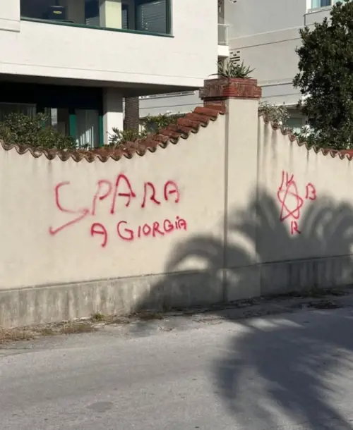 La scritta contro Giorgia Meloni (Facebook @Giovanni Donzelli)