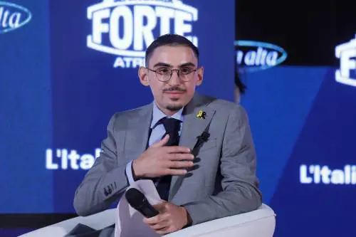 "Ho visto coi miei occhi gli orrori". Standing ovation ad Atreju per l'israeliano rapito il 7 ottobre