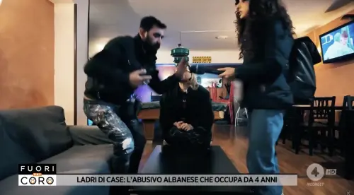"Quella stro**a". L'occupante abusivo insulta la giornalista di Fuori dal Coro