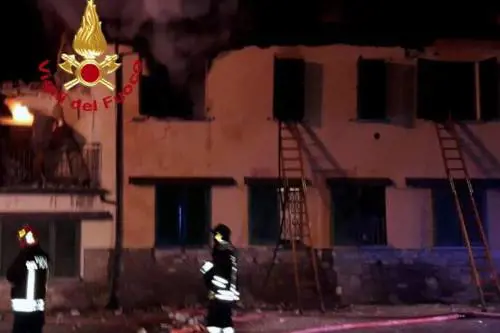 Gli comunicano lo sfratto: 71enne fa esplodere la casa e muore