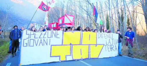 Agente ferito, la firma di Askatasuna