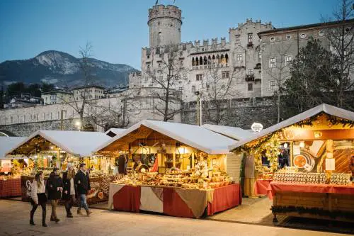 A Trento si accendono le luci e diventa la "Città del Natale"