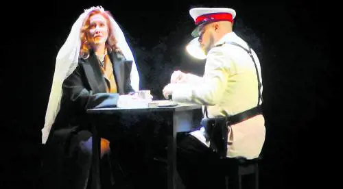 Alla Prima senza politica c'è chi si inventa una "Lady" di regime