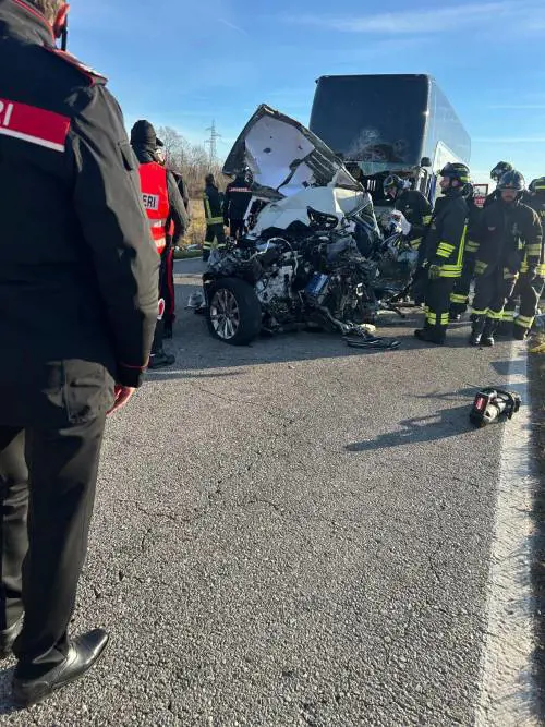 Scontro tra un'auto e una corriera: un morto e alcuni studenti feriti. La vittima aveva la patente sospesa
