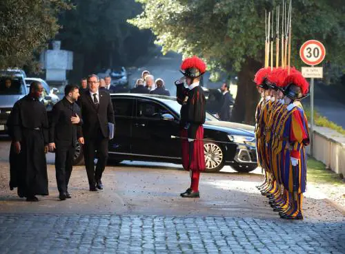 Zelensky arriva a Castel Gandolfo: le foto