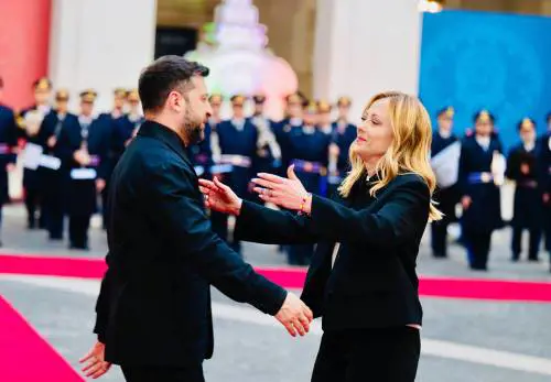Meloni: "Per la pace serve unità". Zelensky: "Mi fido di Giorgia"