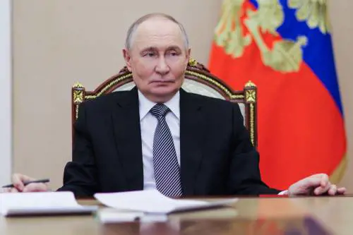 Trump affonda l’Ue. "Nazioni decadenti con leader deboli". L’ultimatum a Kiev