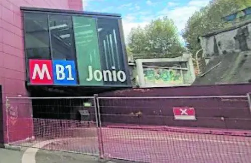 Studentessa 23enne violentata di notte da tre stranieri fuori dalla metro