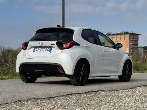 Mazda2 Hybrid 2025: guarda la gallery della citycar giapponese super efficiente