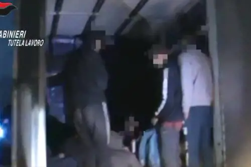 Blitz dei carabinieri a Caserta: quattro indagati per sfruttamento di braccianti irregolari