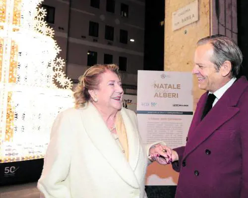 A San Babila Balich accende anche l'"Albero della gentilezza"