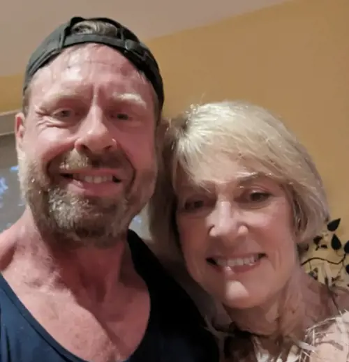 L'omicida Stein-Erik Soelberg insieme alla vittima, la madre Suzanne Eberson Adams (Foto social)