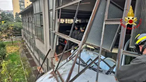 La parete sfondata e l'auto in bilico nel vuoto: le immagini dei soccorsi dei vigili del fuoco