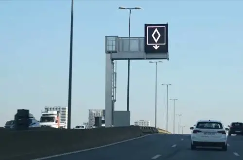 Spunta un nuovo cartello stradale con un rombo bianco: a cosa serve e perché fare attenzione