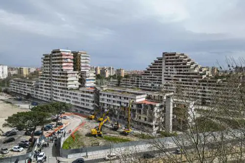 Scampia, gli assegnano una casa popolare e ne fa un nuovo appartamento abusivo
