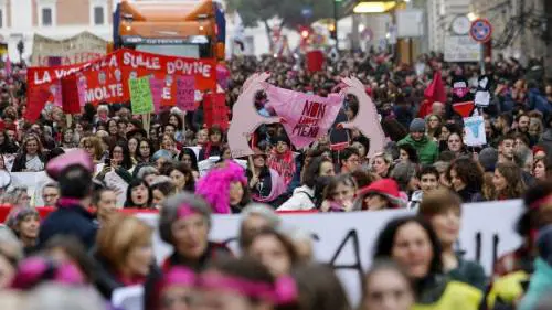  Sesso con la 15enne. Assolto un 52enne. "Lei consenziente". Ma è polemica 