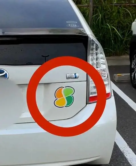 Arriva l'adesivo a forma di quadrifoglio sull'auto: ecco che cosa significa