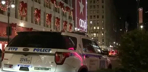  Accoltellata mentre sta cambiando la figlia nel bagno del centro commerciale: salvata dal marito