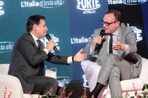 "Non siamo alleati con nessuno". Conte ad Atreju gela il Pd