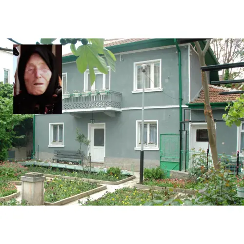 La veggente bulgara cieca Baba Vanga, e l'immagine della sua casa a Petrich (Bulgaria) 