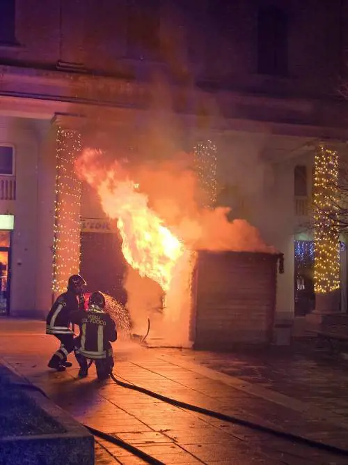 Dà fuoco alla casa di Babbo Natale: le fiamme raggiungono le case vicine