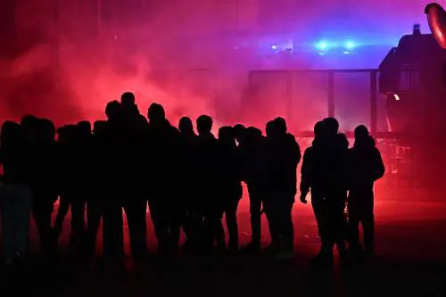 Scontri tra ultras prima di Genoa-Inter, auto in fiamme