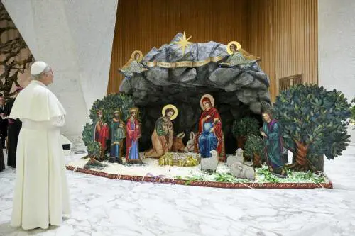 Il Papa benedice il presepe "pro life" lungo cinque metri