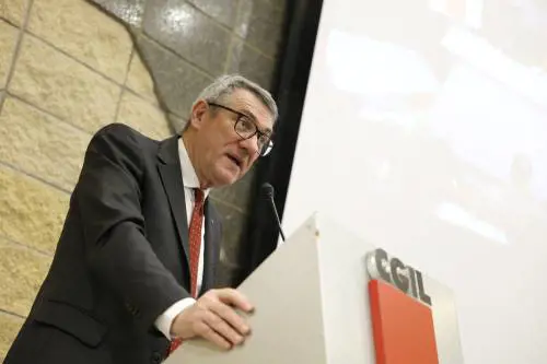 La Cgil di Landini esulta per la liberazione dell'imam Shahin. Fdi: "Quale vantaggio per i lavoratori?"