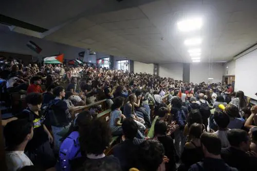 L'asse studenti-Pd. E Conte salta sul carro anti-Bernini. "Contestatori di professione"