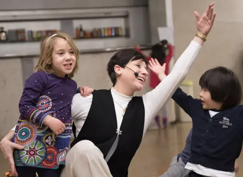 Elisabetta Armiato con i bimbi durante una lezione