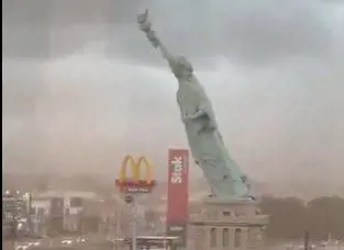 La "Statua della Libertà" buttata giù dal forte vento: il video choc