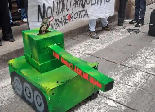 "Attacco al ministro Bernini". L'immagine choc all'università di Bologna