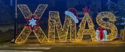 "È apologia di fascismo". Pure i partigiani contro la luminaria "Xmas"