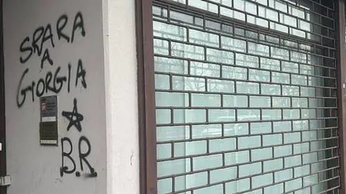 "Spara a Giorgia": un'altra scritta intimidatoria contro Meloni in due giorni