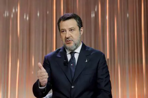 Il leader leghista in ostaggio dei pm per 2.220 giorni. E adesso chi paga?