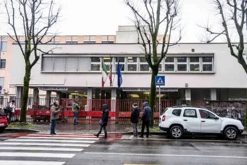 Accoltellato davanti alla scuola. Ma era il bersaglio sbagliato