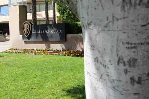 Nuovo no Warner Bros all'assalto di Paramount