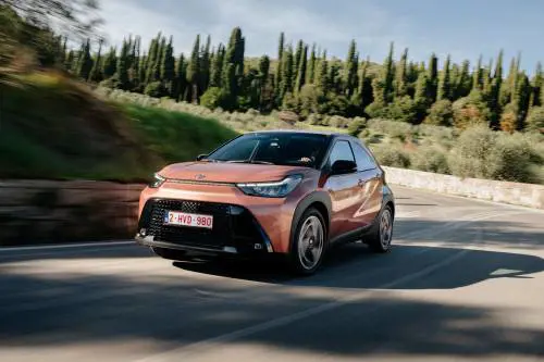 Nuova Toyota Aygo X, come va la prima citycar Full Hybrid: consumi da record
