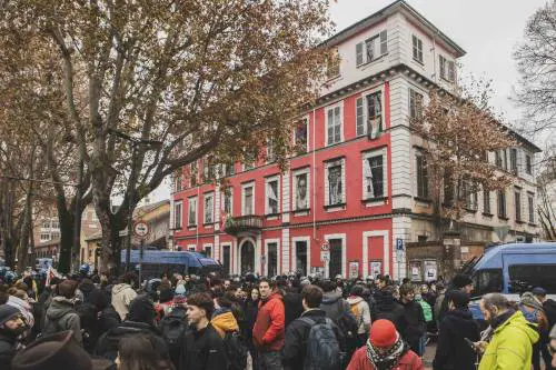 Il presidio cittadino in strada dopo la perquisizione ad Askatasuna