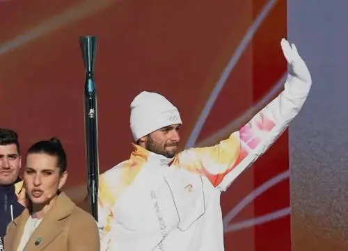 Corsa per accaparrarsi le tute dei tedofori di Milano Cortina 2026, occhio alle truffe