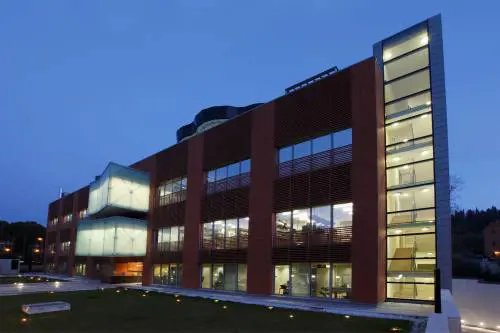 Gli strani affari della società biotech vicina al Pd e il bluff delle monoclonali italiane