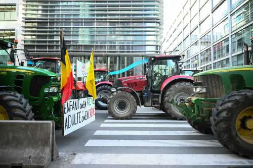 Le proteste degli agricoltori a Bruxelles e la linea di Italia e Francia: rinviata la firma del Mercosur