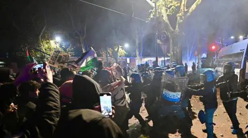 Dopo lo sgombero, gli antagonisti di Askatasuna scatenano la guerriglia: cariche e idranti al corteo