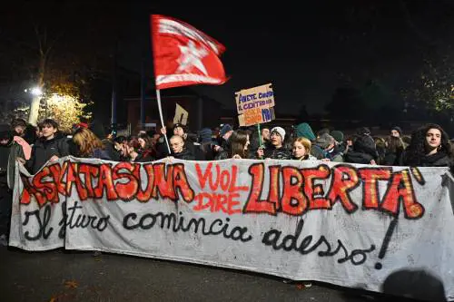 Esulta il centrodestra: "Fuori!". Il soccorso rosso della Salis e Fratoianni accusa la polizia