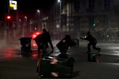 Gli antagonisti in strada: al corteo 10 agenti feriti
