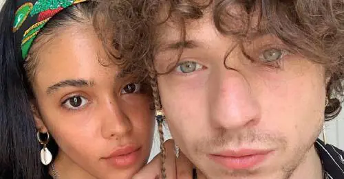 Il colpo di fulmine a Parigi, la convivenza, Sanremo: la storia d'amore tra Irama e Victoria Stella Doritou