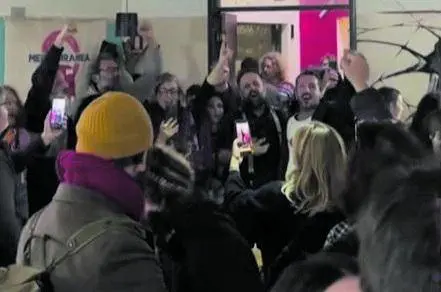 Lo show dell'Albanese nei centri sociali (e il marito fa la claque)