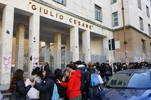 Cinque in condotta e gite annullate: linea dura al liceo Giulio Cesare dopo la nuova lista degli stupri